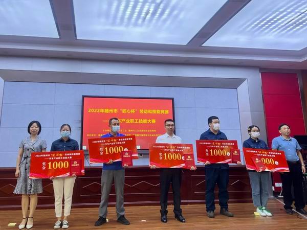 华政、薄淑迪、彭丹丹、谢旭分别获得管道焊接、三维设计、叉车、电工的二等奖
