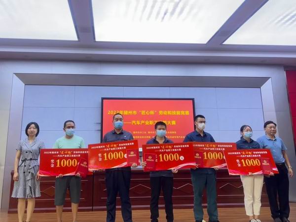 华政、薄淑迪、彭丹丹、谢旭分别获得管道焊接、三维设计、叉车、电工的二等奖